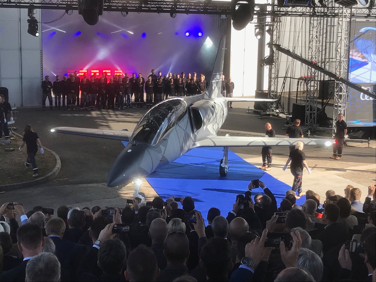 中国民用飞机首次出口,国产新一代轻型教练机