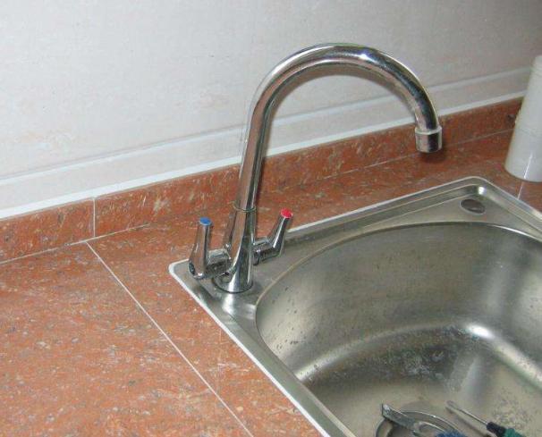 家里的卫生间可以用玻璃胶吗,家庭装修用多少玻璃胶