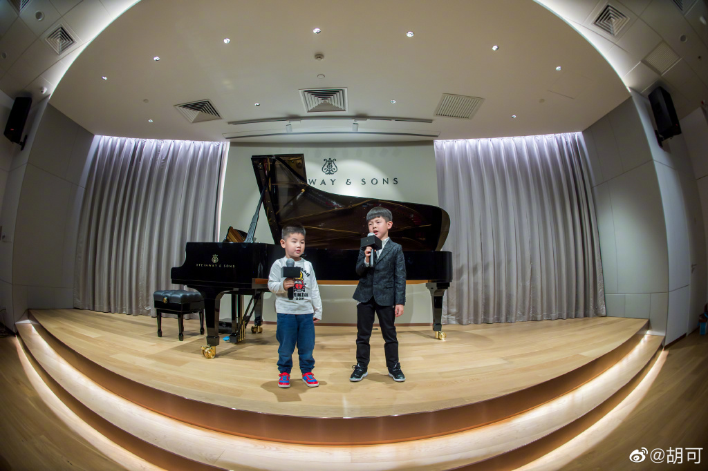 小鱼儿安吉长得帅,安吉小鱼儿最新弹钢琴视频比赛