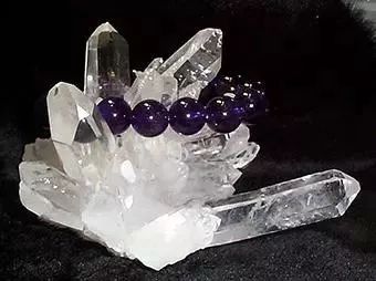 珠宝一般消磁用的是什么容器,珠宝里的消磁石有什么作用