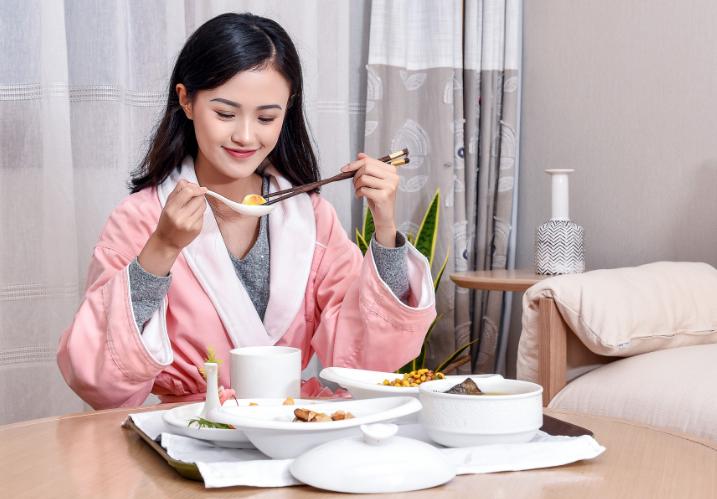 孕妈刚上厕所出血要去医院吗,孕妈上厕所拉屎出血