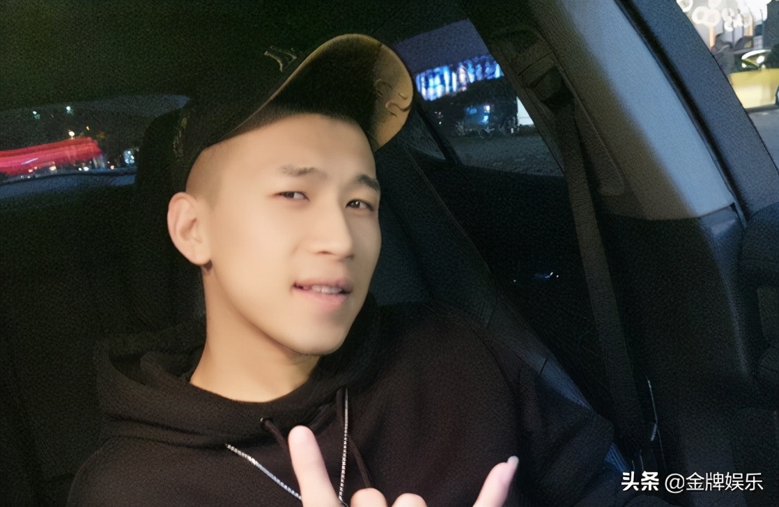 前网红一哥李天佑的近况好凄惨，坐在家里看别人做直播