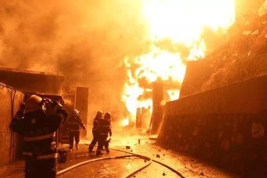 2万铁粉的海上直播间：出海、赌网、买海货，“一网邮费花两百”