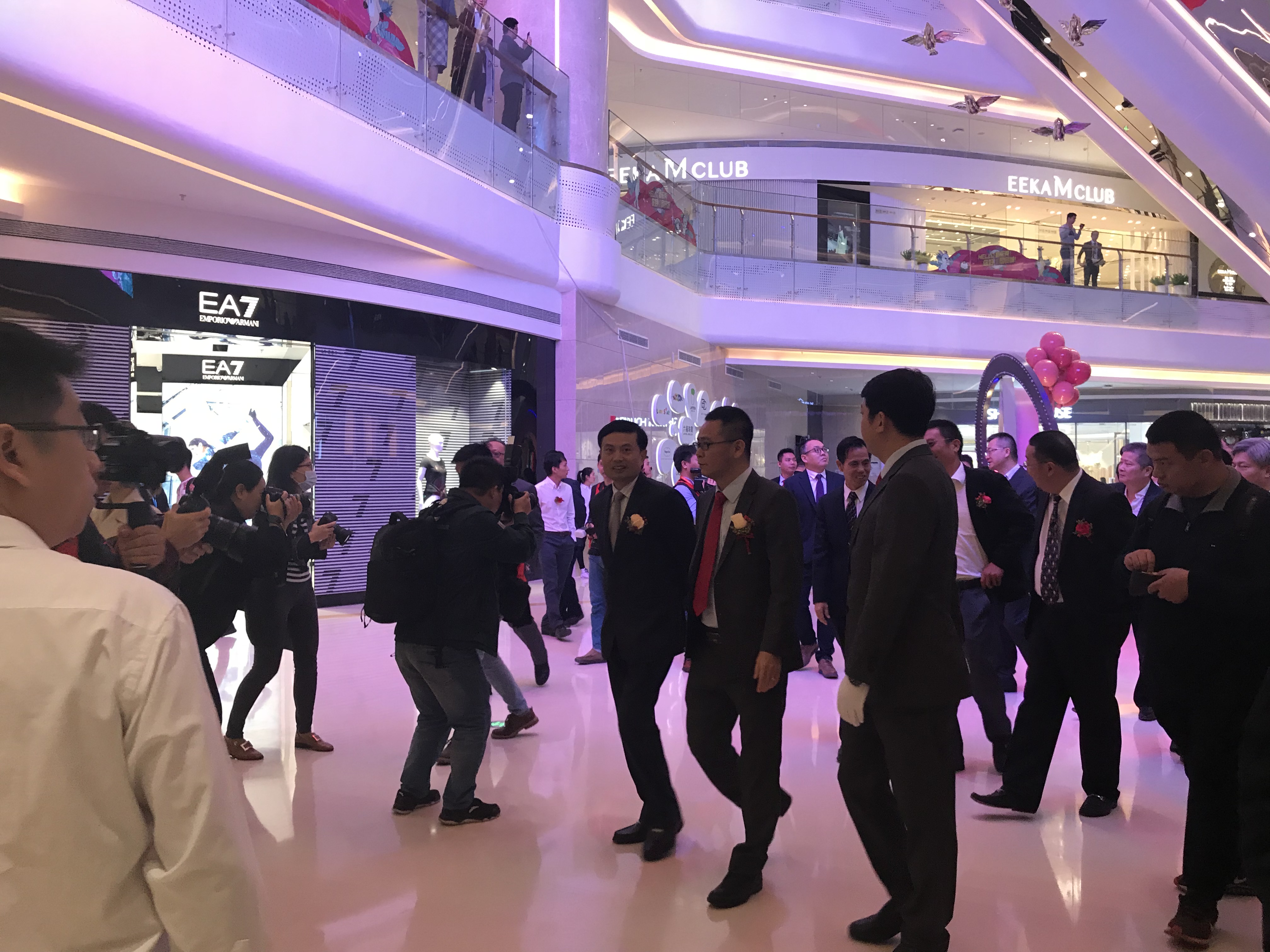 走了一万多步，手机充了两次电，都逛不完一个国贸城？！