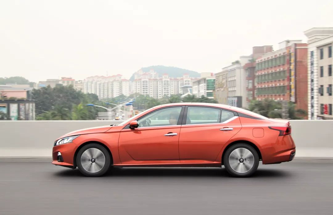 天籁2.0自吸最高时速视频,新天籁2.0自吸cvt是钢带还是链条