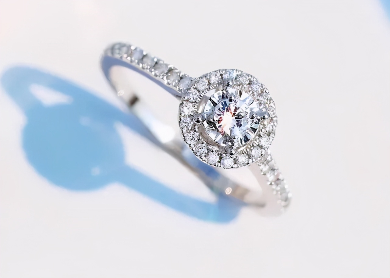 莫桑石和钻石哪个是人造钻石,人工钻石跟莫桑石哪个贵