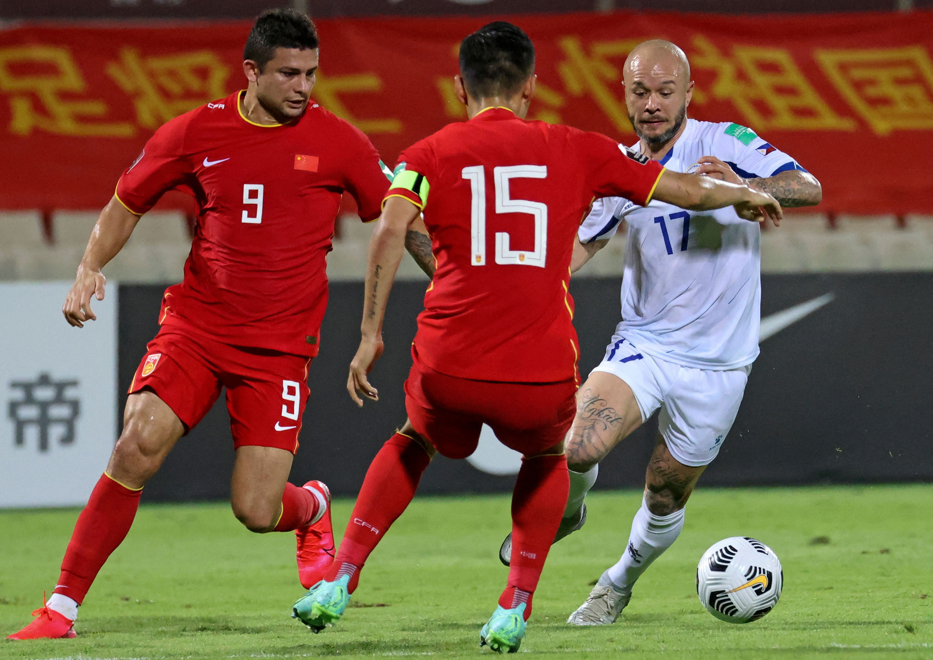 吴曦、艾克森都有黄牌在身，国足要不要将他俩暂时雪藏？这是个问题