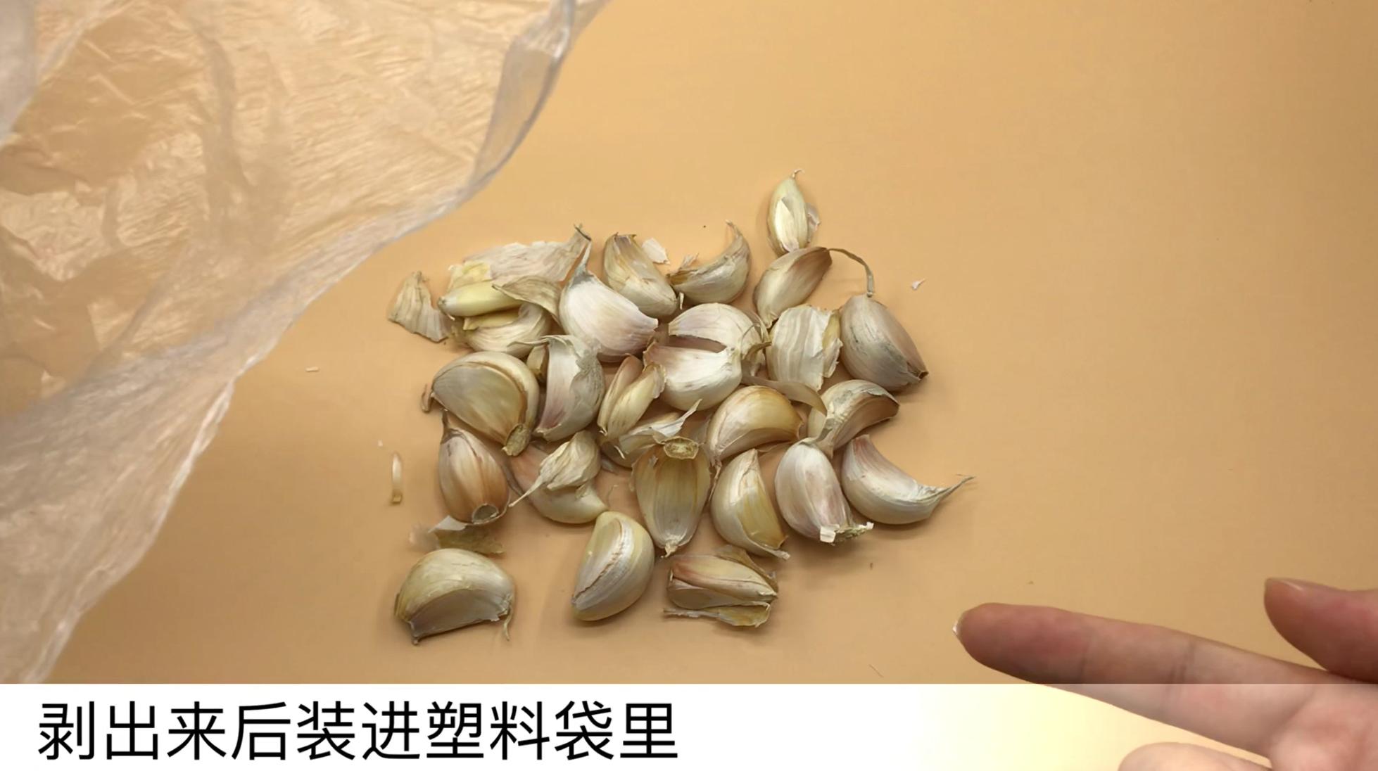 快速剥大蒜的方法，只要个塑料袋1分钟就能剥一大袋，看完快试试