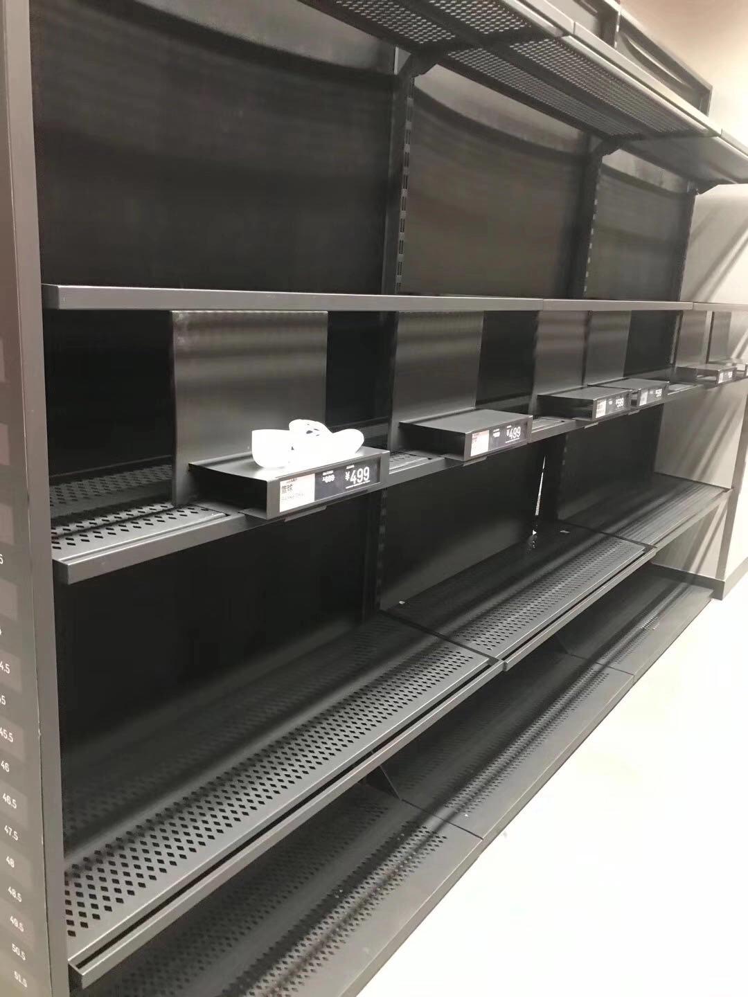 现在买阿迪耐克的多吗,临街的耐克阿迪为啥这么便宜