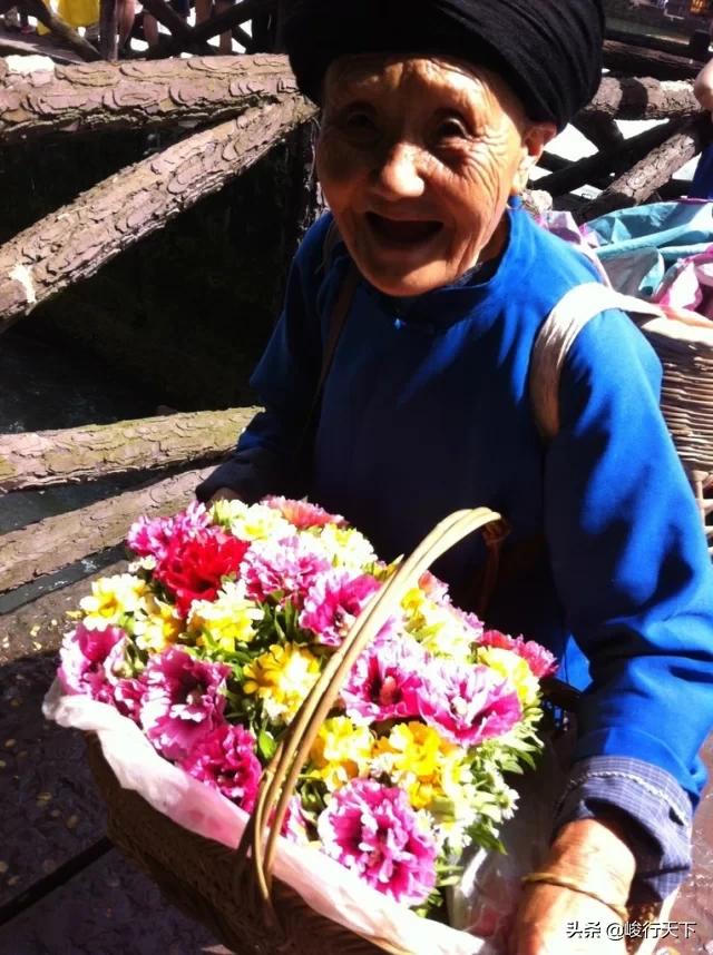 中国最美丽的小城，历经沧桑翘檐如翼的吊脚楼，缓缓流淌的沱江