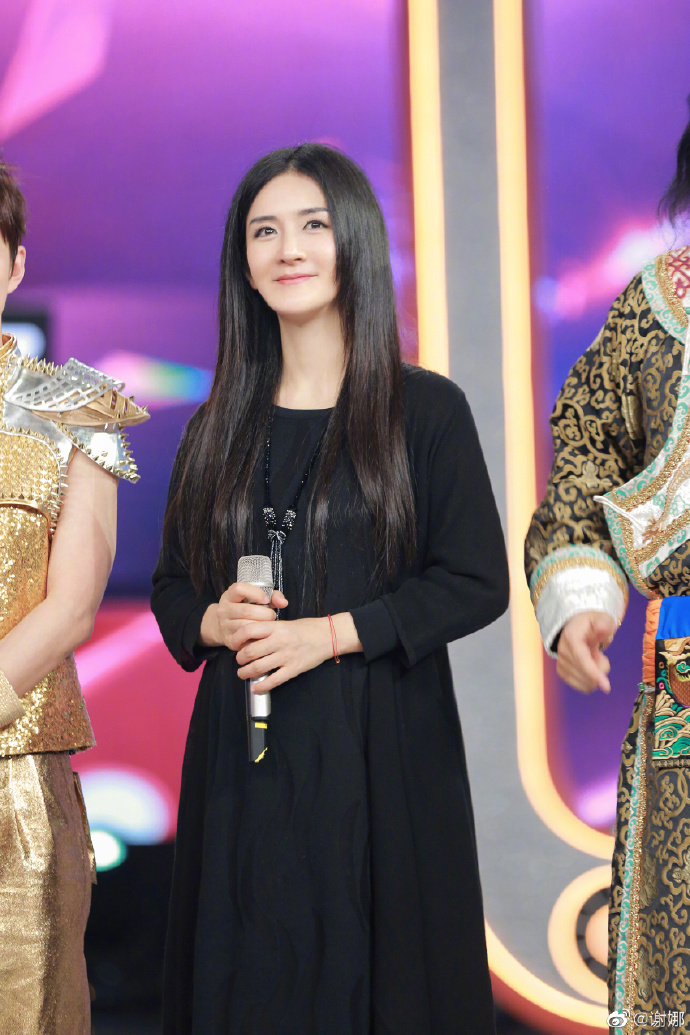 谢娜晒女儿照片为女儿写歌,谢娜晒女儿们自己做的生日卡片