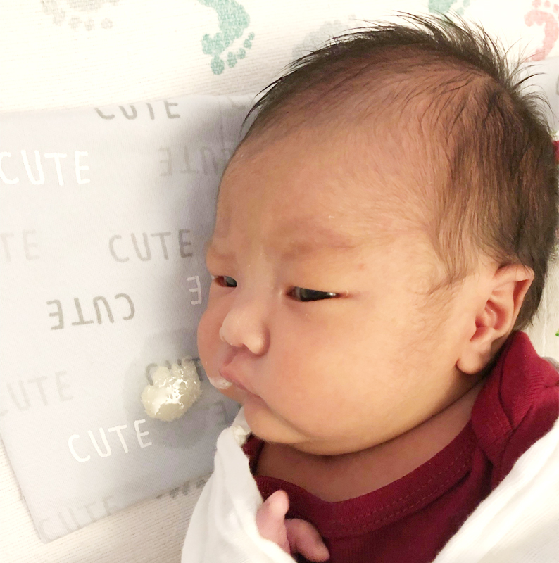 小宝宝吐奶又爱哭怎么回事,宝宝吐奶拍背以后为什么就能睡觉