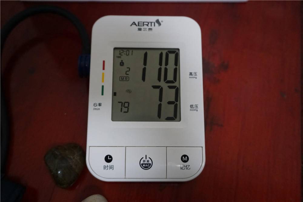 长坤手臂式智能电子血压计,爱尔泰血氧仪