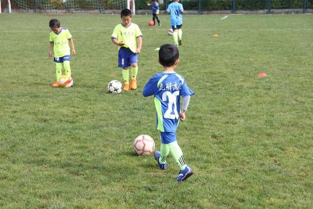 教我们怎么踢足球,怎么教孩子们踢球