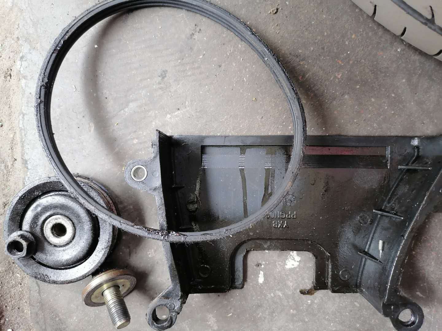 发动机漏油损伤皮带,发动机皮带断裂堵塞油底壳