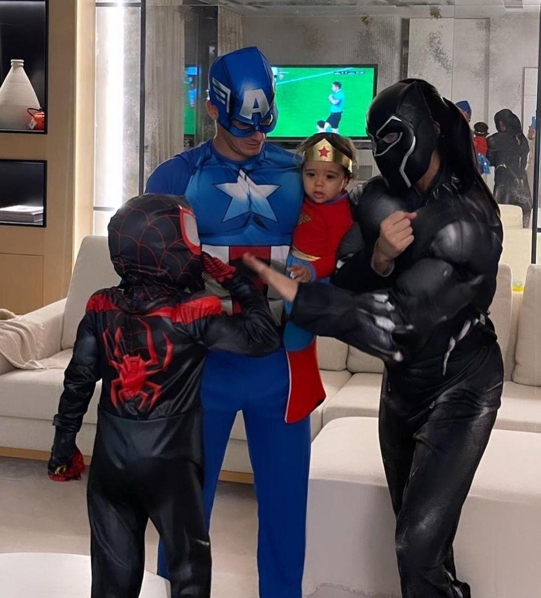 23位足球明星过万圣节，莱万夫妇扮小丑，迪玛利亚变宇航员