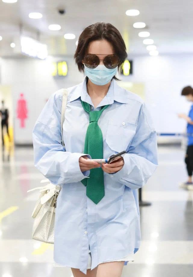 张馨予穿绿色披肩晒照显娇羞,张馨予机场秀短发后更有魅力超酷