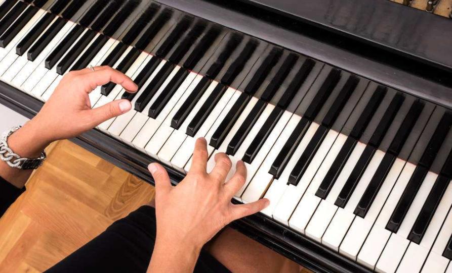 钢琴基础教程4哪些曲目比较好听,高等师范院校适用教材钢琴基础