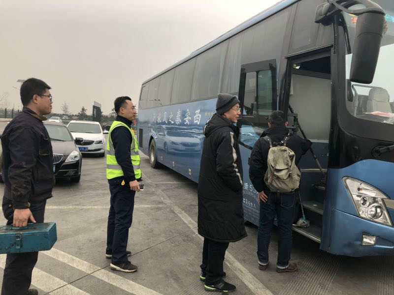 开往西安旅游大巴交通事故,西安公交抛锚拥堵四公里