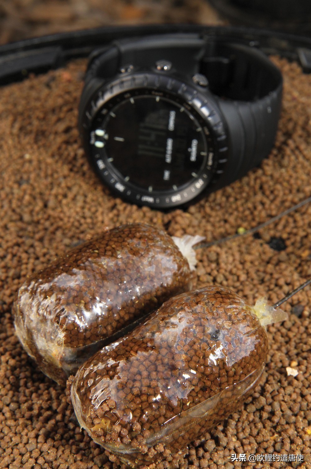 外国人钓鱼打窝技巧,老外用超大饵钓鱼