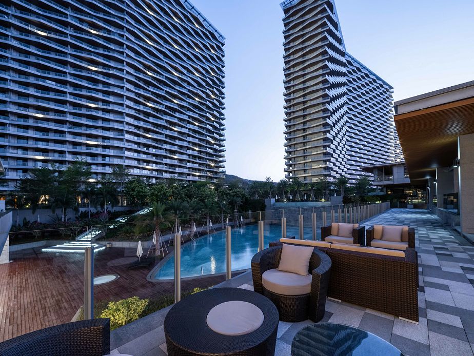 夏日清凉好去处泳池,夏日玩水胜地无边际泳池