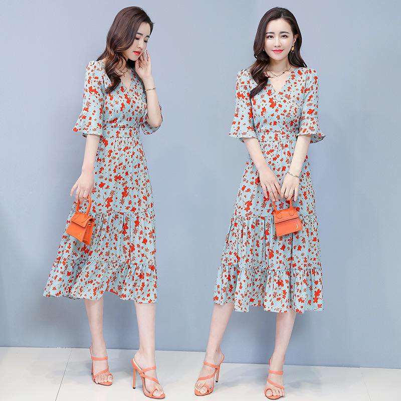 愁损翠黛双眉，日日花阑独凭.雪纺连衣裙，秒变女神范