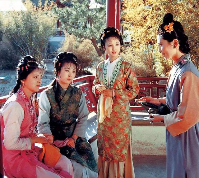 红楼梦彩霞和彩云,红楼梦中彩云彩霞是谁