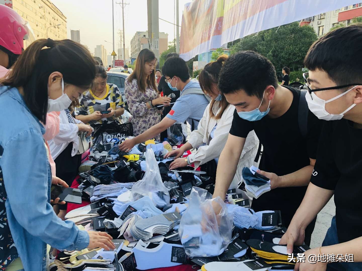 摆地摊卖袜子的怎么样赚钱,摆地摊卖袜子得投资多少钱