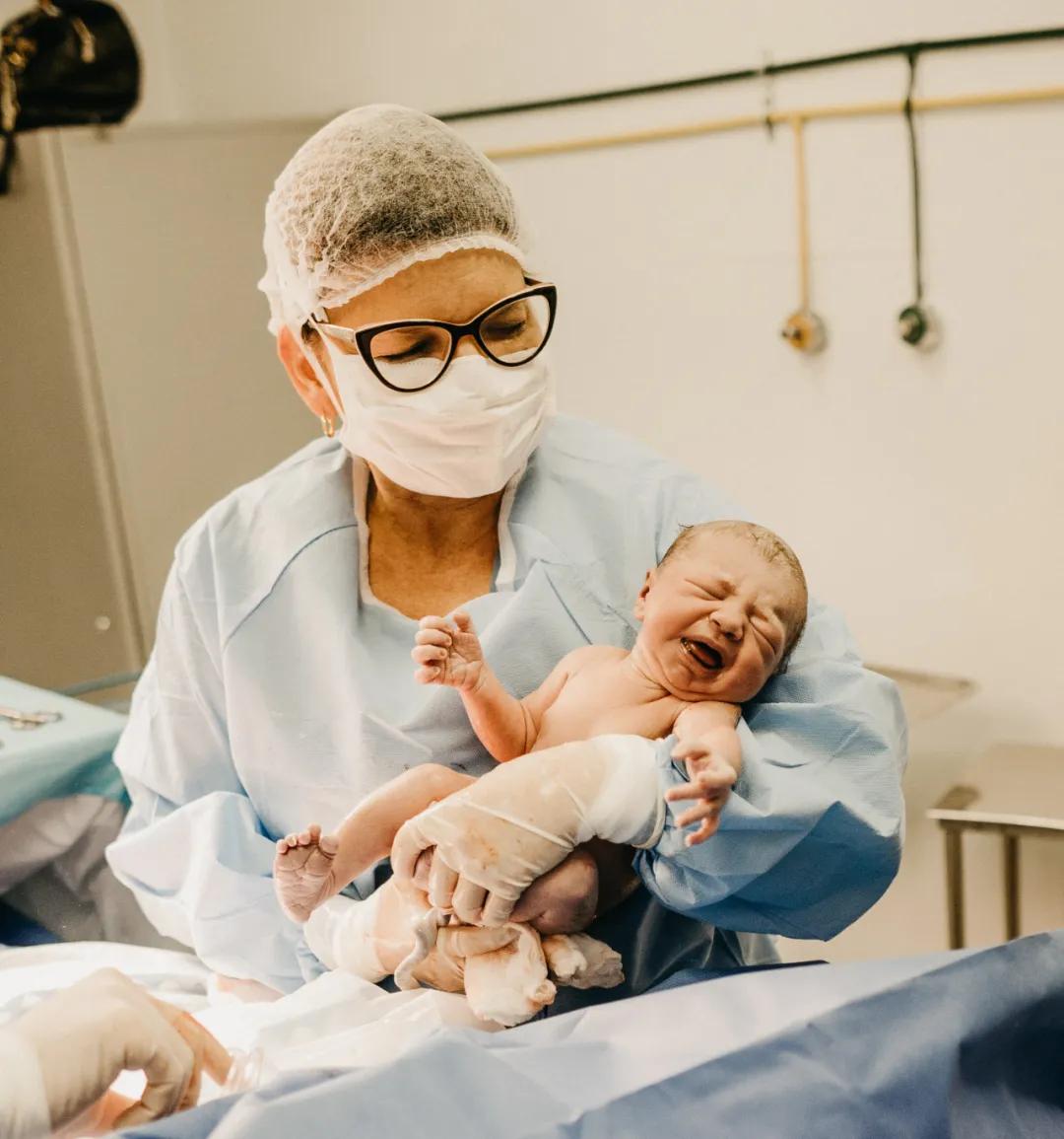 欣源说|孩子肚子有点硬，咕咕叫，敲着邦邦响，是胀气吗？