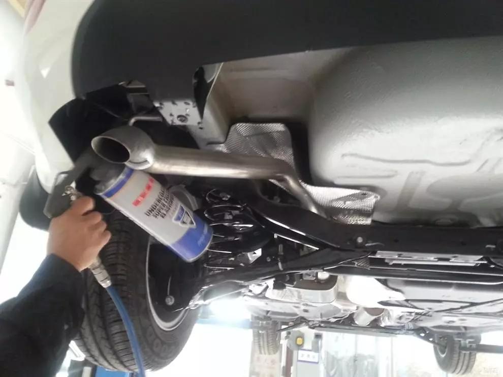 底盘装甲一般喷的是什么样颜色的,新车喷底盘装甲多久能开