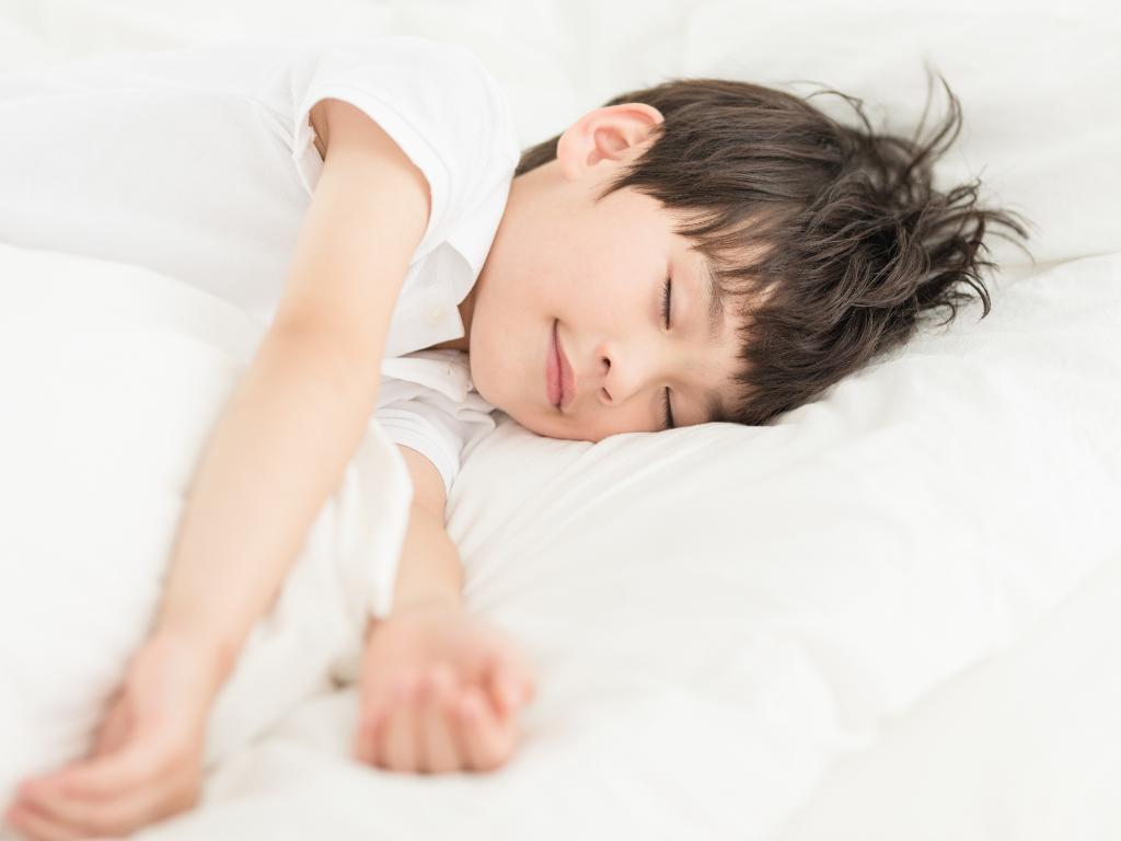 3岁孩子身上类似鸡皮疙瘩痒,三岁女儿晚上睡觉全身痒