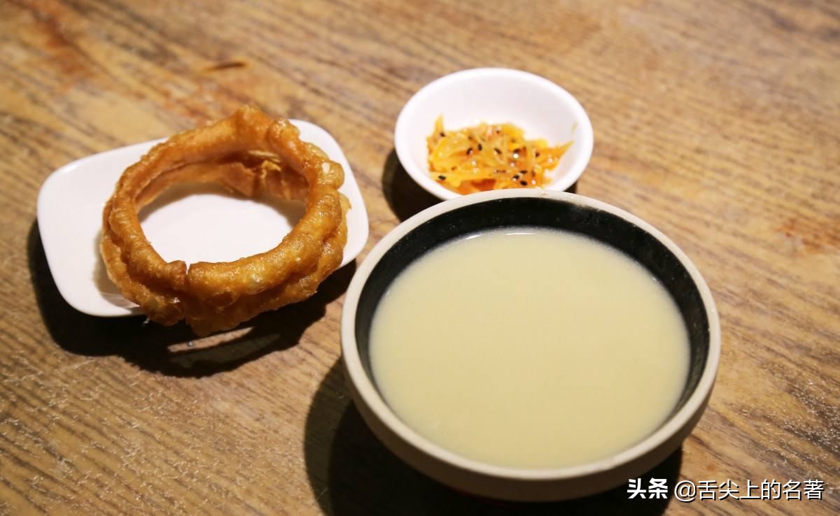 老舍要请大家吃一顿地道的北京菜,老舍先生对北京小吃的情怀