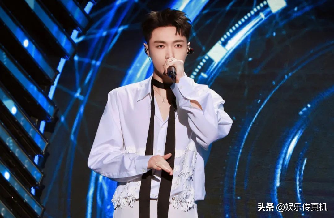 原以为《我们的歌》在溜粉，没想画的草稿一个个都实现了