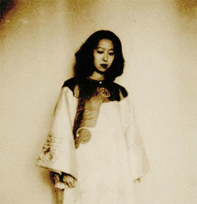 张爱玲晚年无人收尸,张爱玲三年搬家180次