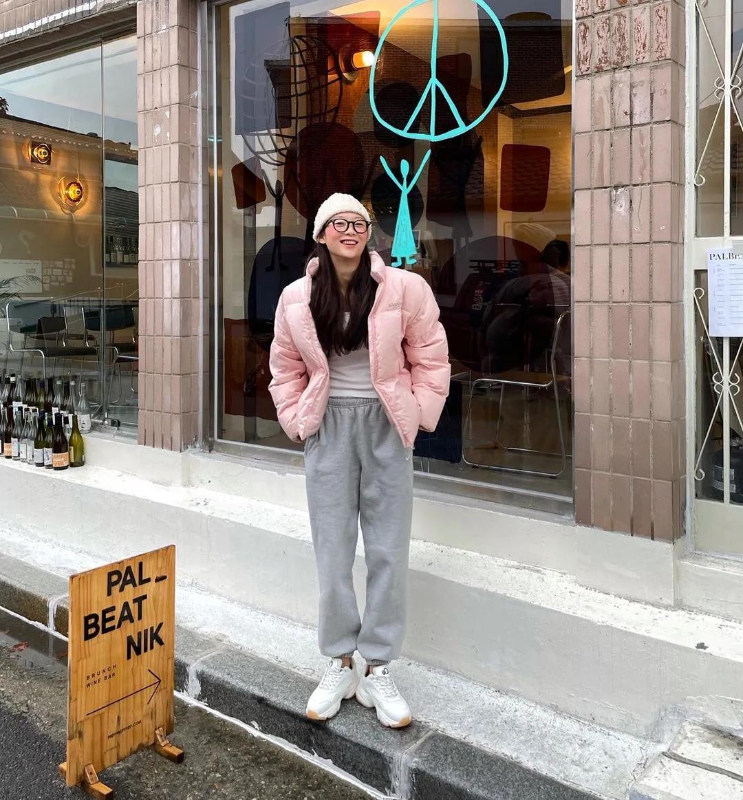 为什么韩国人总能把丑鞋穿成爆款，拍照技巧发色妆容，配饰少不了