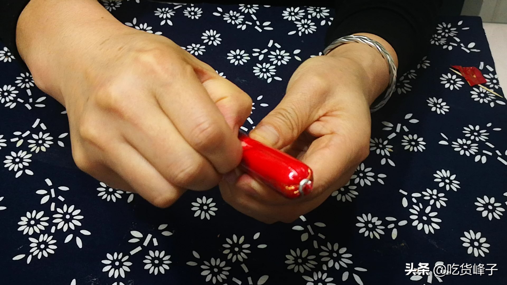 火腿肠有个小机关一碰就开,火腿肠封口有机关轻轻一拉就开