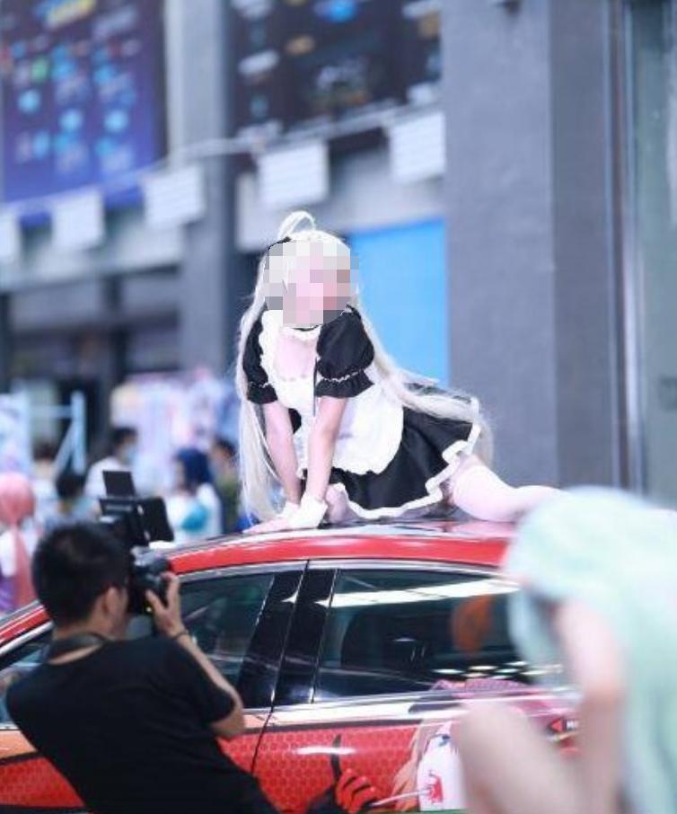 cos压坏汽车,痛车coser处理结果