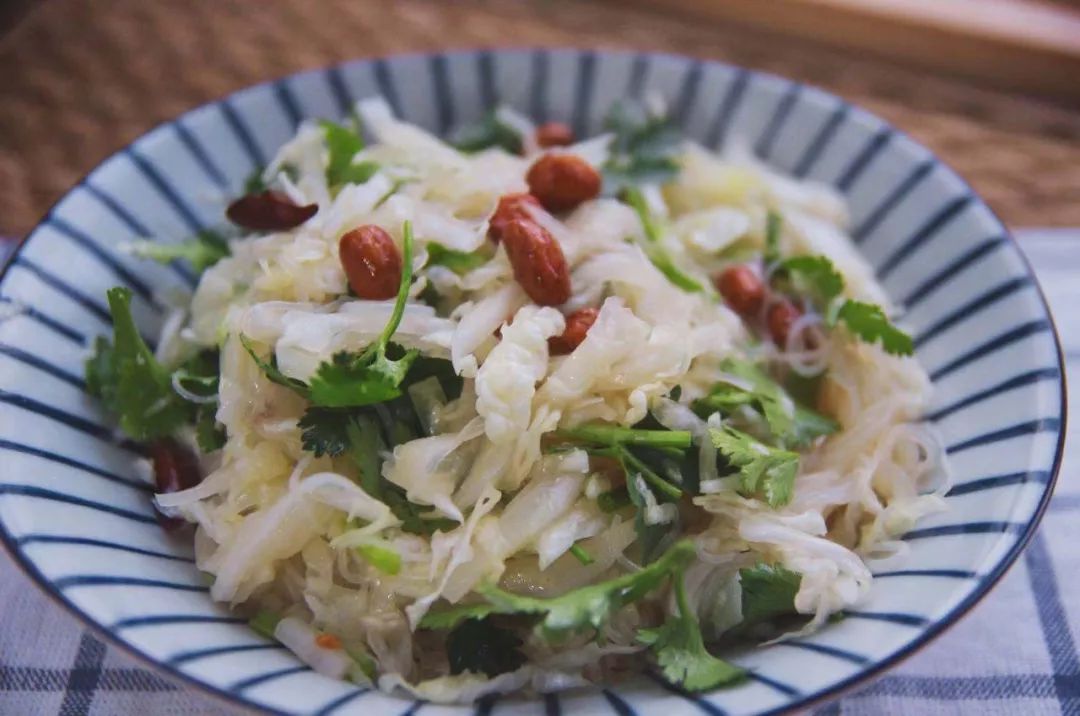 凉拌白菜小窍门清凉爽口简单好吃,凉拌大白菜最好吃的做法第一美食