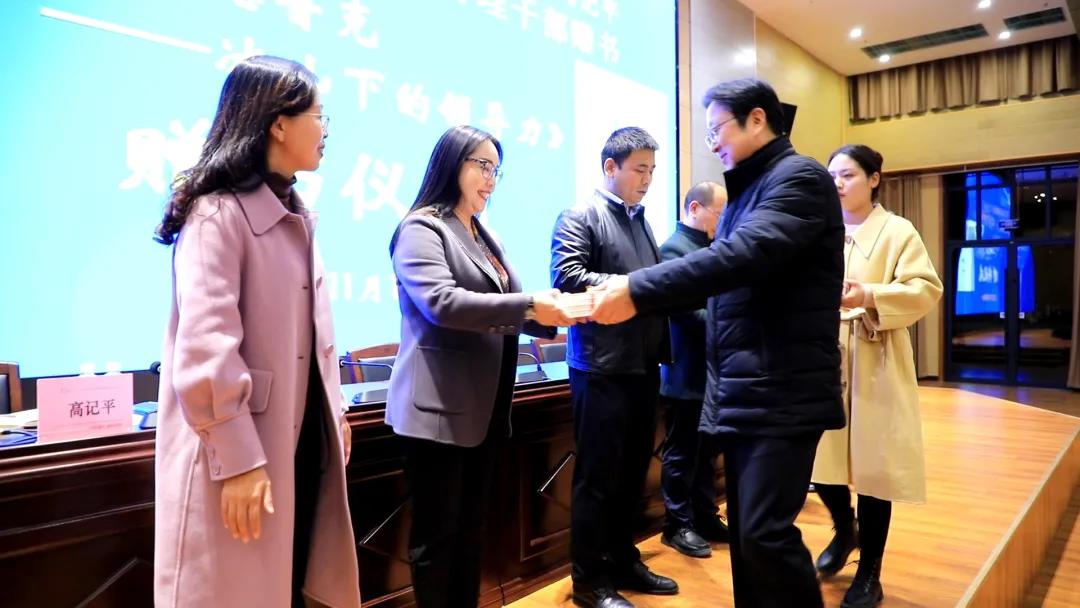 做卓越的教育管理者高记平向咸阳彩虹学校领导、中层管理干部赠书