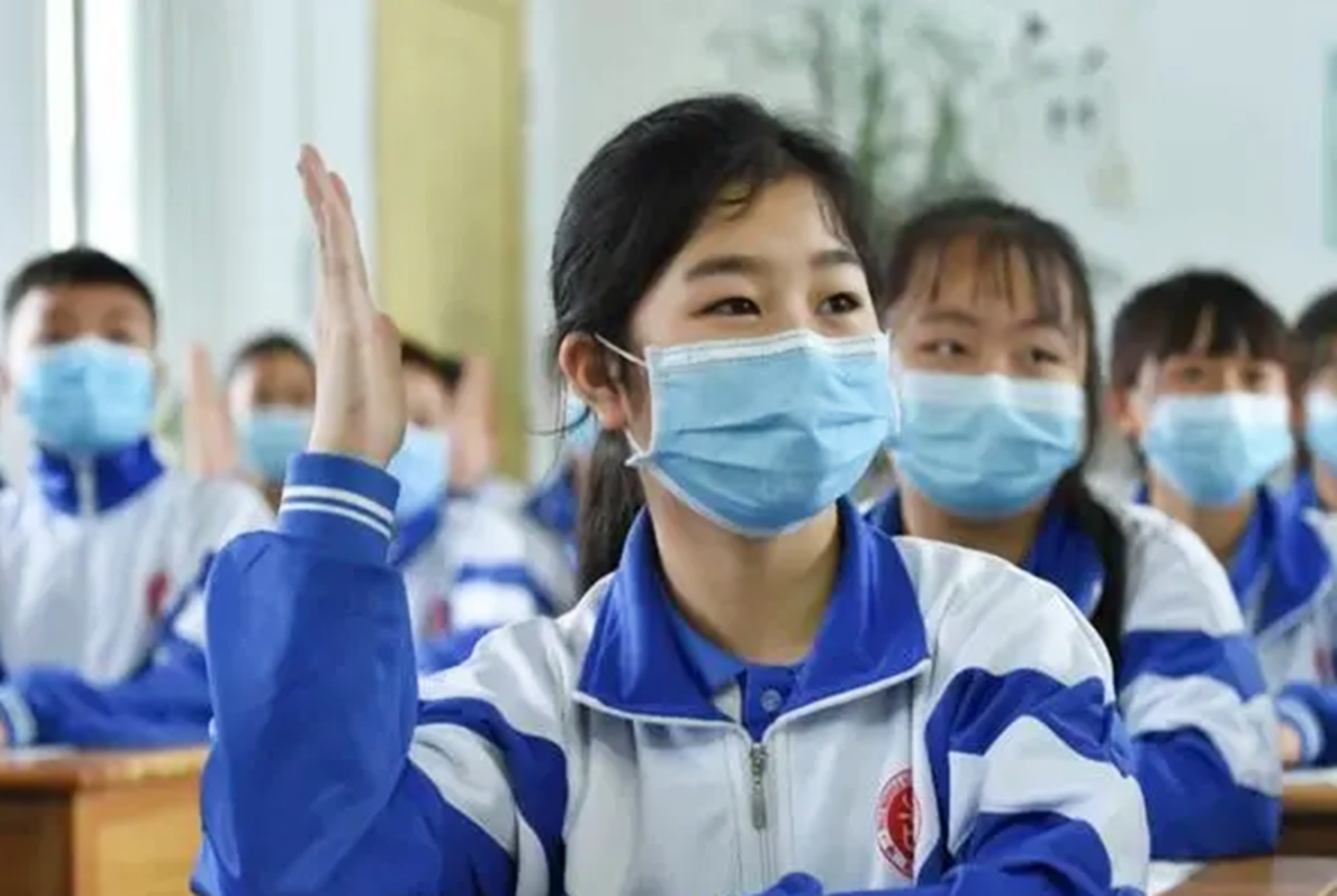 学生攀比校服 (穿校服的中学生攀比之风盛行)