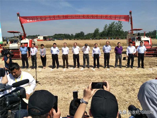 东泰花生联合收割机自走式,东泰机械花生收获机厂家