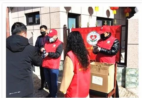 抗疫一线志愿者照片,志愿红助力疫情防控阻击战