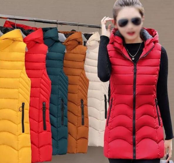 冬天时尚白色羽绒马甲穿搭,时尚百搭高档羽绒马甲穿出气质