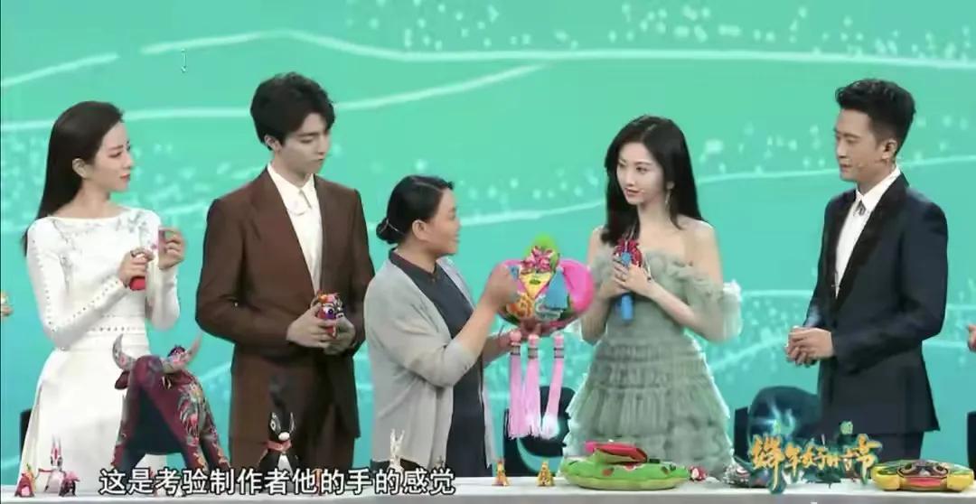 央视端午晚会张瀚徐璐牵手，吉娜内衣外露勒出肉，唱歌却睁不开眼