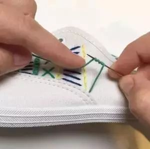 小白鞋怎么改好看,小白鞋变颜色教程