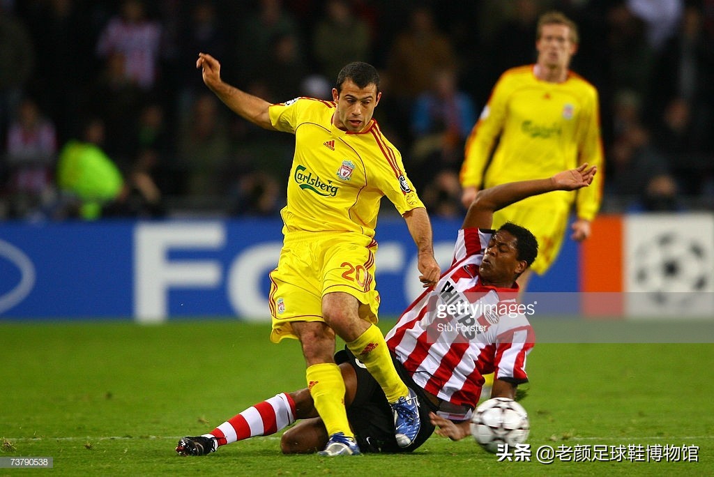 踢翻米兰王朝的贾府少年，身背“杀人犯、强奸犯”恶名的荷兰锋霸