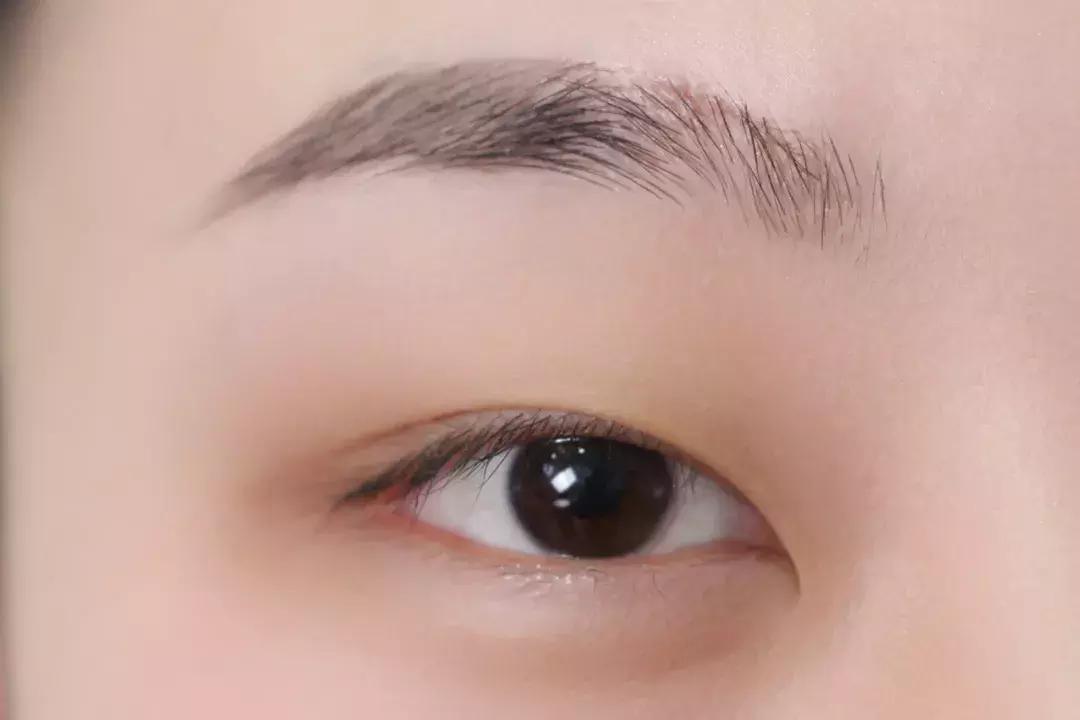 眼影怎么画新手简单又好看不显脏,日常眼影怎么画新手简单又好看