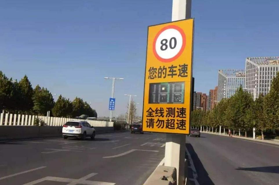 汽车仪表盘的时速和数字不符,为什么仪表盘上车速和档位不匹配