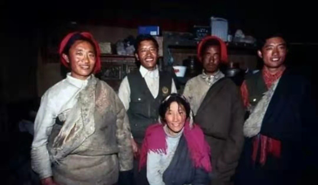 尼泊尔五个兄弟娶一个媳妇儿,尼泊尔一妻多夫制的家庭孩子归属