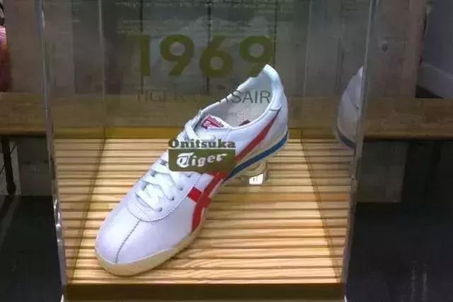 鬼冢虎是不是耐克的代工,耐克创始人鬼冢虎